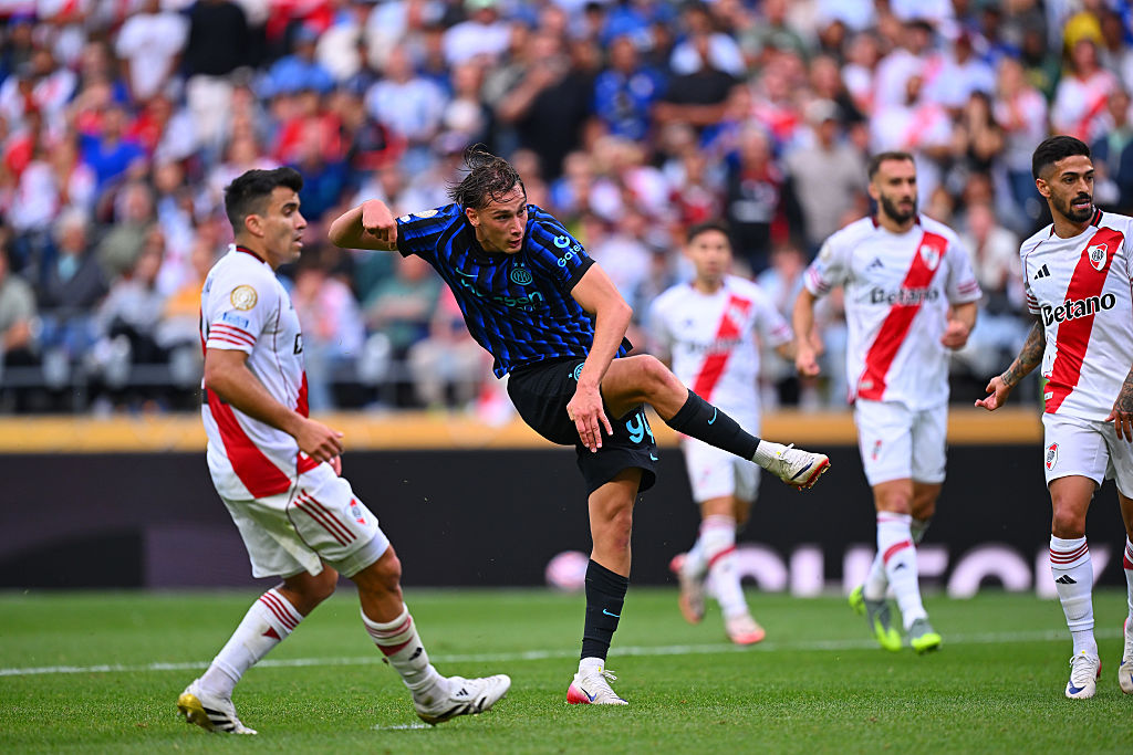 Inter se quedó con la cima de su grupo tras vencer a un River que terminó con varios expulsados 