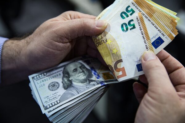 El euro cae por la aversión al riesgo tras el ataque de EEUU a Irán