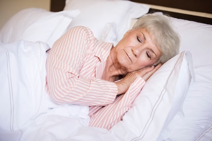 Cuántas horas por noche deben dormir los mayores de 60 años para cuidar la salud