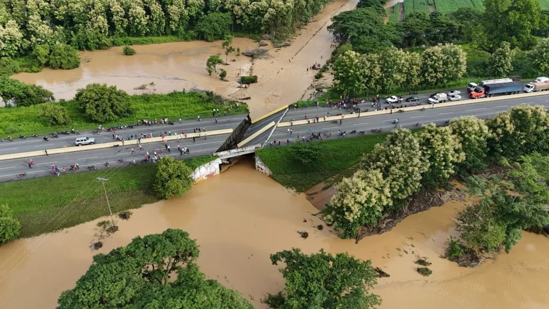 Restablecen vía alterna a autopista José Antonio Páez en Portuguesa tras colapso de puente