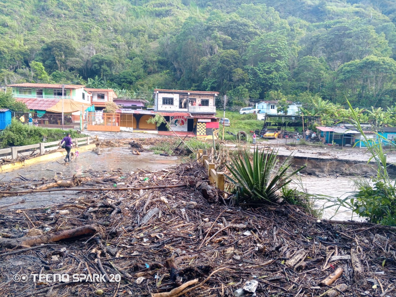 Las vías de Mérida siguen incomunicadas por fuertes precipitaciones y desbordamientos (VIDEO)