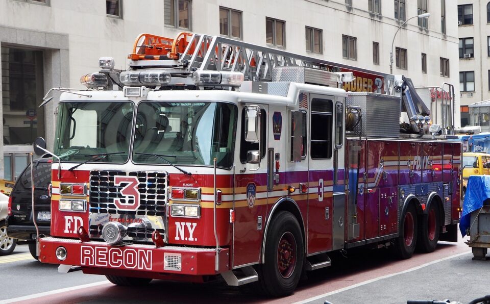 Pánico en Fort Lauderdale: Yate se incendió en plena marina y puso en alerta a la comunidad