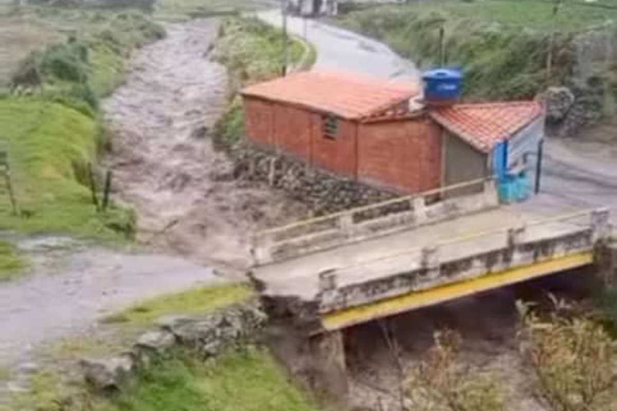 Ríos desbordados, carreteras colapsadas y puentes fracturados dejan lluvias en Mérida (VIDEOS)